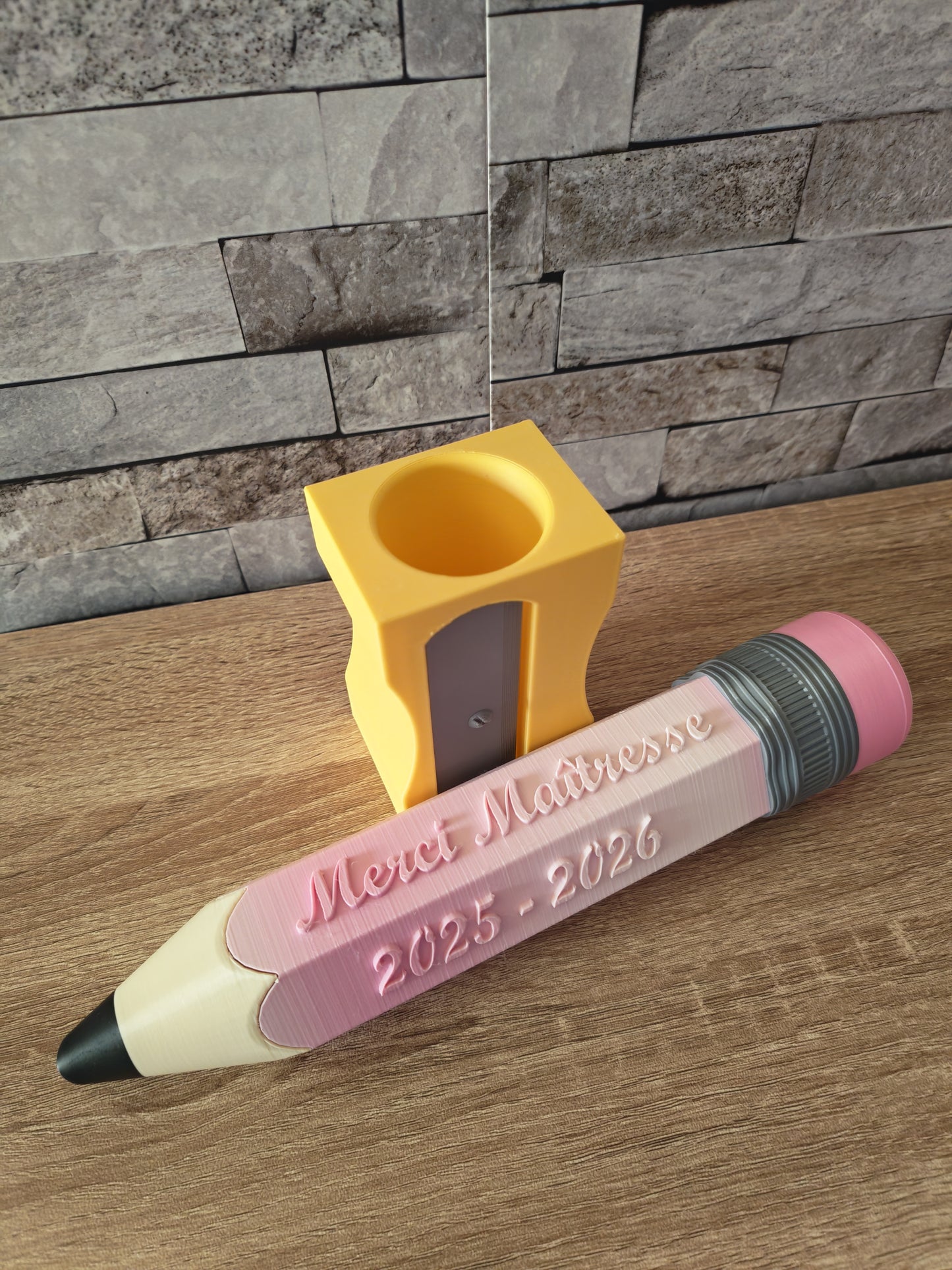 ✏️ Pot à crayons “Taille-Crayon XXL” – Cadeau original pour maître & maîtresse
