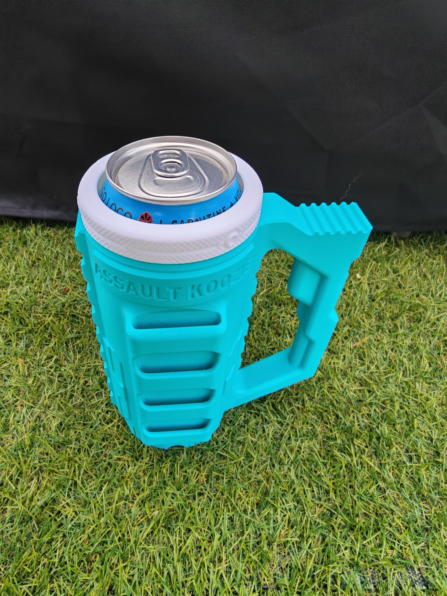 Sleeve Tactique Monster Energy — Édition "Assault Koozie"
